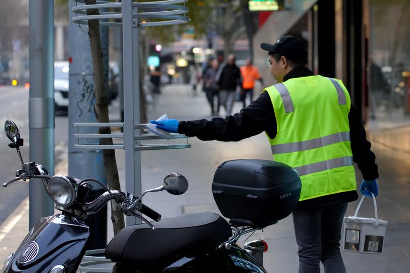 Un trabajador esencial higieniza las superficies en Melbourne, Australia, el 10 de julio de 2020