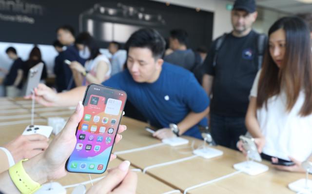 Smartphone sales slow down amid better phones, contract rules