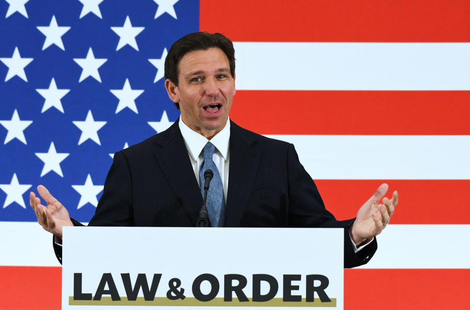 ARCHIV - 01.05.2023, USA, Titusville: Floridas Gouverneur Ron DeSantis spricht auf einer Pressekonferenz in der American Police Hall of Fame & Museum in Titusville. Foto: Paul Hennessy/SOPA Images via ZUMA Press Wire/dpa +++ dpa-Bildfunk +++