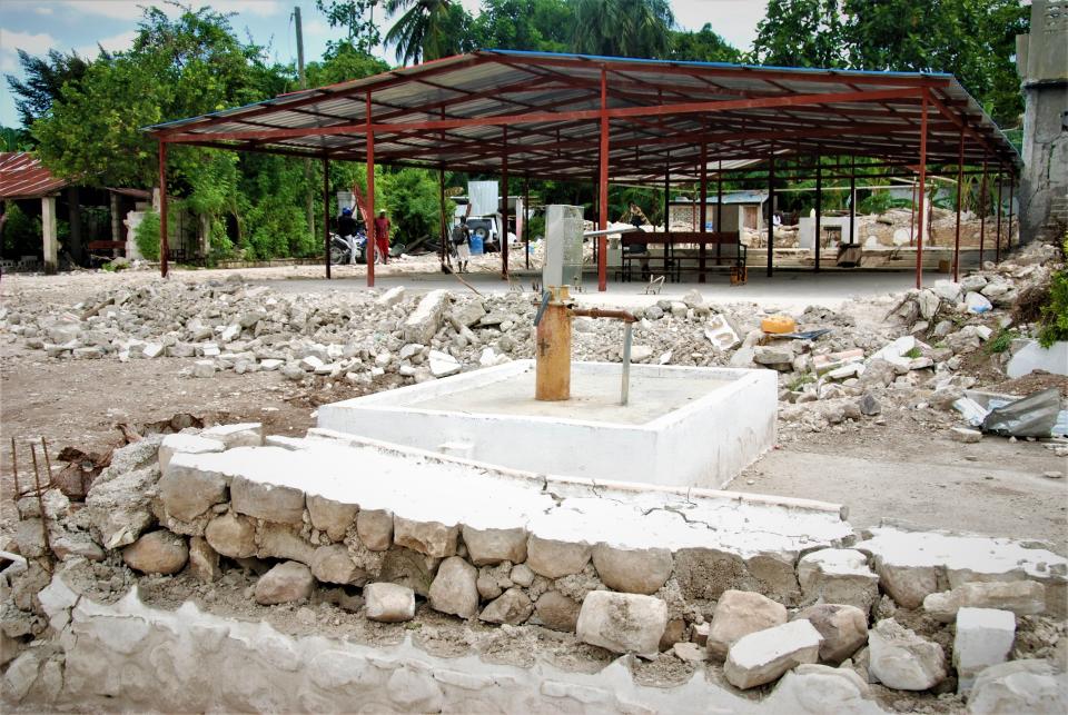 The parish of Saint Rose De Lima in Maniche is crushed in Haiti. The father of the town took shelter to celebrate mass.