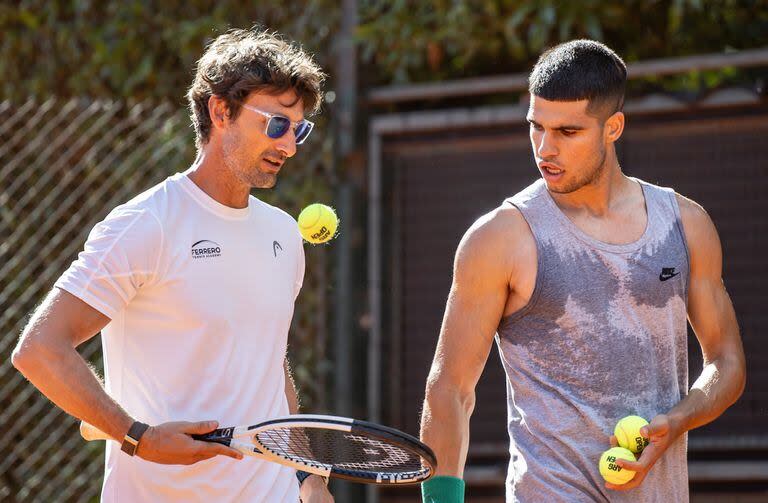 Coach y pupilo en Buenos Aires: el Mosquito Ferrero, número 1 del mundo en 2003, con Carlitos Alcaraz, el actual número 2 del circuito, que esta tarde debuta en el Argentina Open