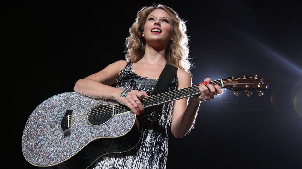 NEW YORK - AUGUST 27: Taylor Swift performs during the Fearless Tour at Madison Square Garden on August 27, 2009 in New York City. (Photo by Jason Kempin/Getty Images)