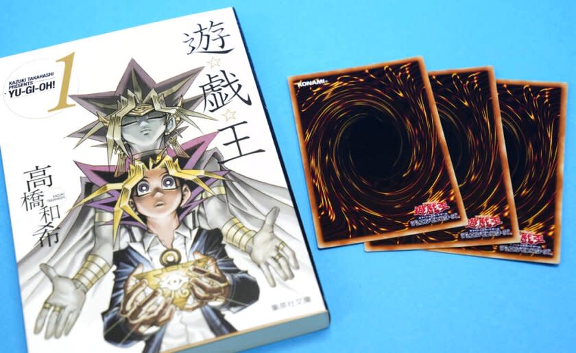 Esta fotografía muestra el comic manga y el juego de intercambio de cartas "Yu-Gi-Oh!"