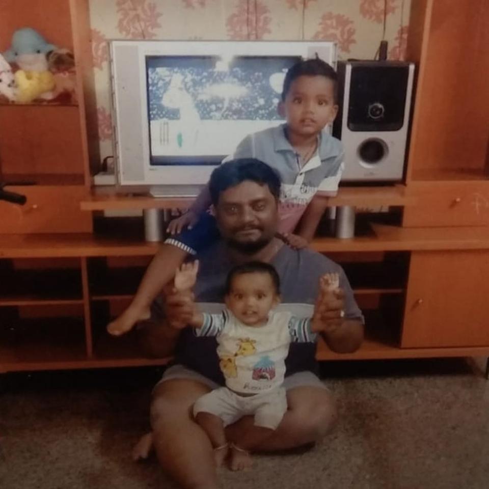 Rajesh Jayaseelan con sus dos hijos.