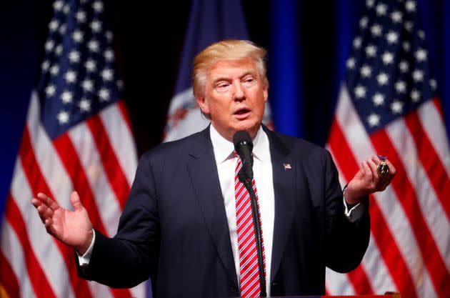 <strong>Donald Trump holds up a Purple Heart during a campaign event at Briar Woods High School in Ashburn, Virginia.</strong> (Photo: ERIC THAYER / Reuters)