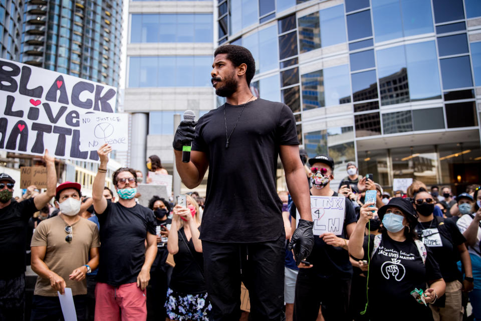 Michael B. Jordan wandte sich an die anderen Protest-Teilnehmer - und an die Menschen in den Gebäuden, vor denen sie standen. (Bild: Rich Fury/Getty Images)