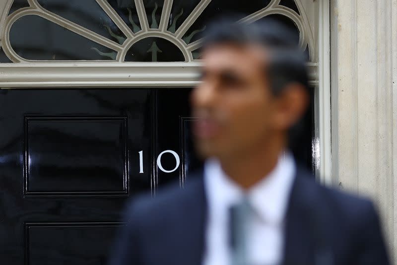 El nuevo primer ministro de Reino Unido, Rishi Sunak, ofrece un discurso frente al número 10 de Downing Street, en Londres, Reino Unido