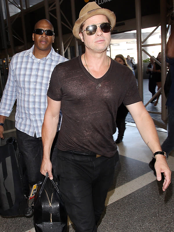 Brad Pitt all white airport outfit