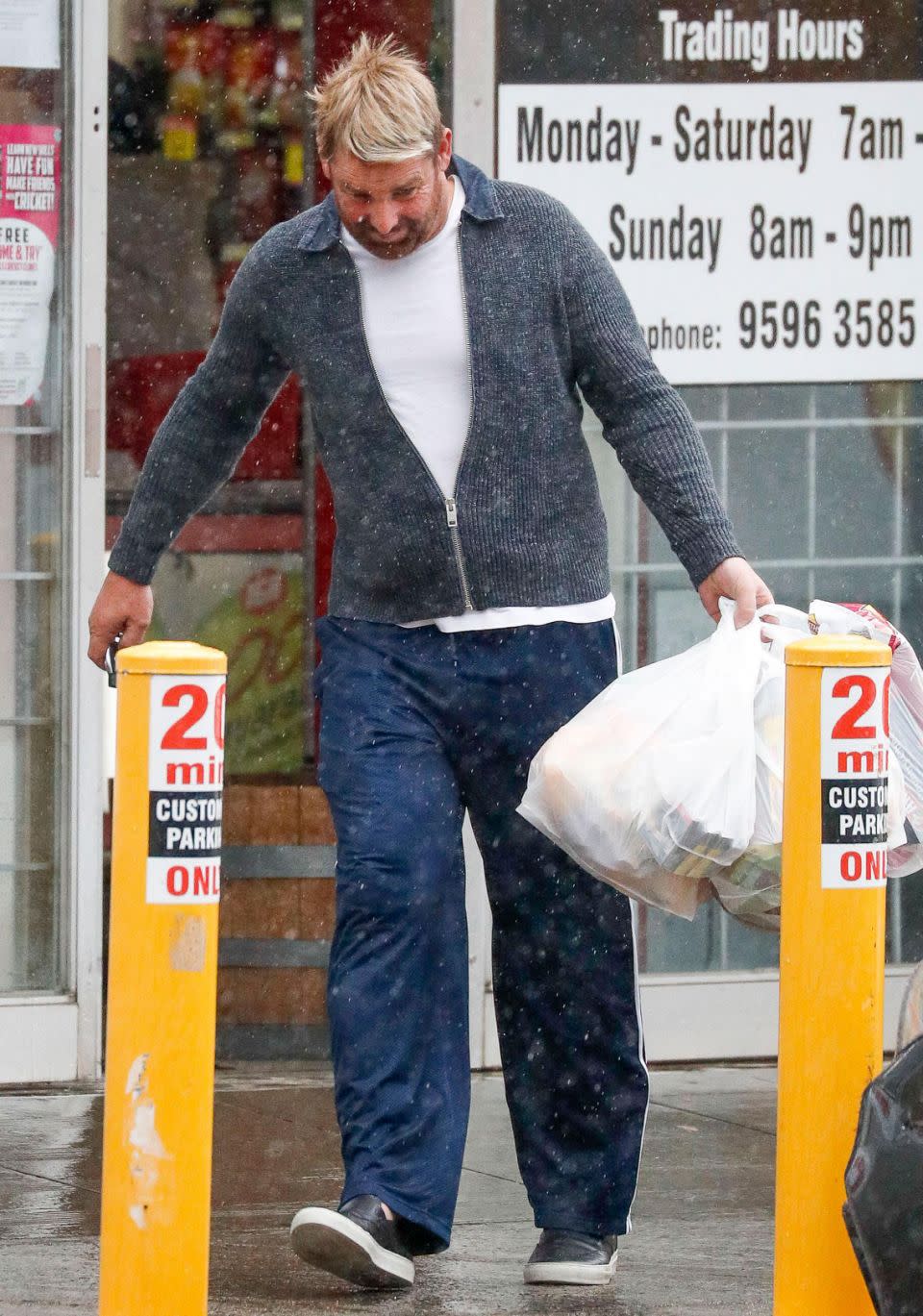 He certainly had his hands full thanks to several bags from the supermarket. Source: Media Mode