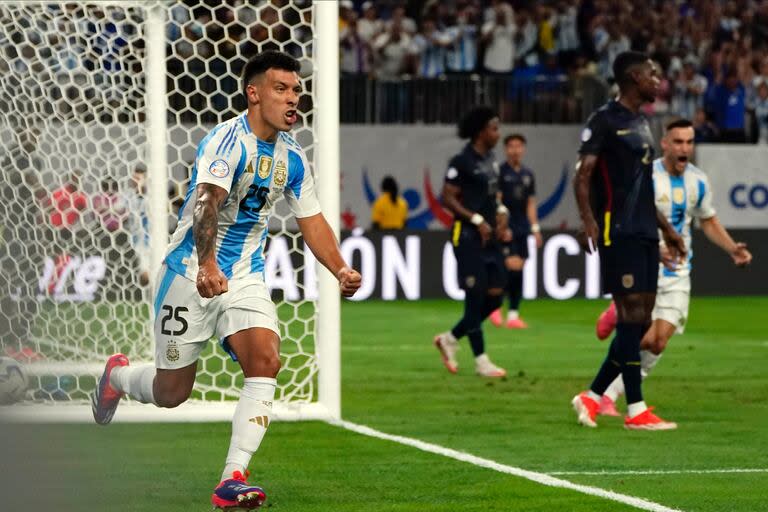 Lisandro Martínez grita con pasión su gol, que le daba el triunfo parcial a Argentina