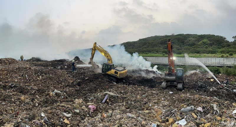 新豐垃圾掩埋場又起火  火勢已撲滅 新竹縣新豐垃圾掩埋場日前在連假期間發生火警，17 日又有火警，新竹縣消防局說，因木屑堆起火燃燒， 初估燃燒面積為500平方公尺，已撲滅。 （新竹縣消防局提供） 中央社記者郭宣彣傳真  113年4月17日 