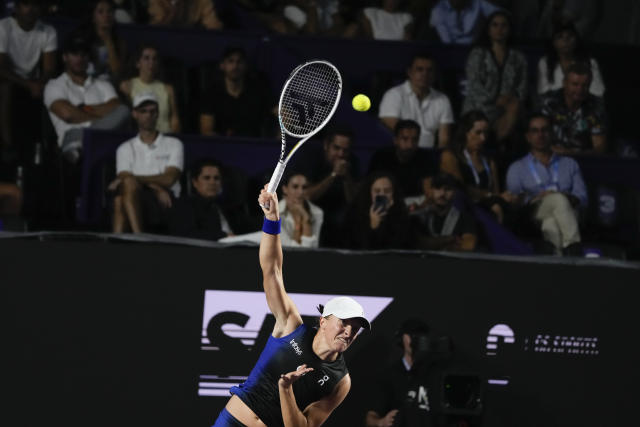 No.2 Swiatek beats No.1 Sabalenka in WTA Finals semis - SportsDesk