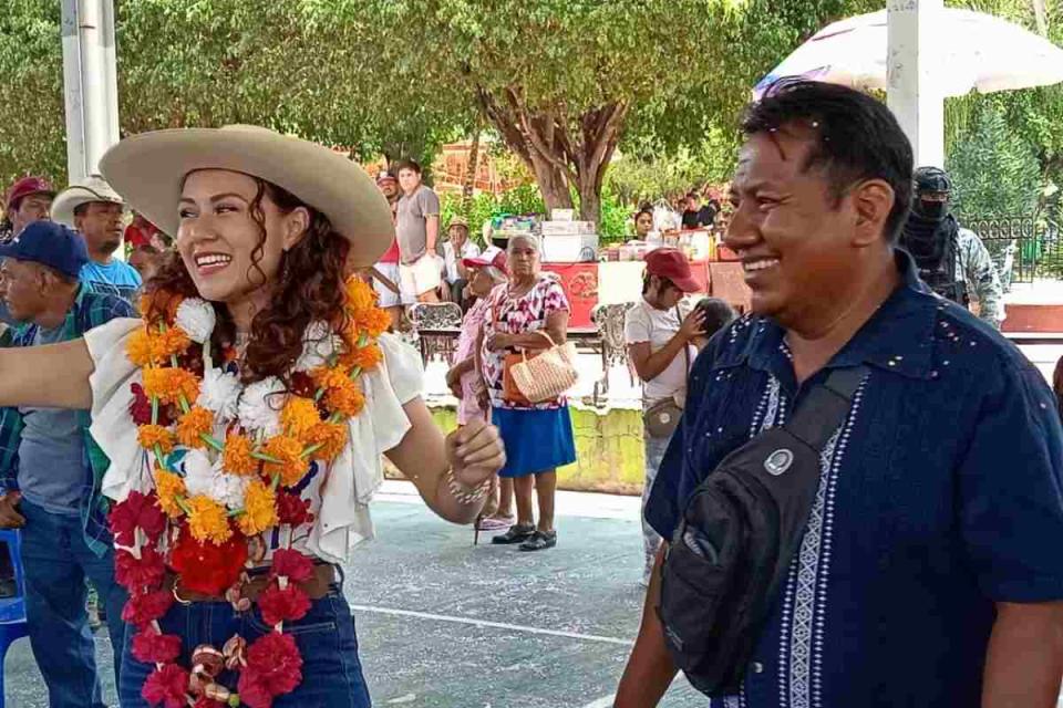 Habitantes de Huamuxtitlán felicitan a Rosalba Ramírez