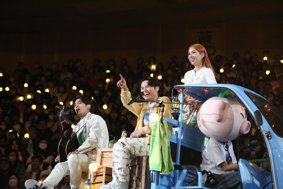告五人上半年完成台北小巨蛋演出，本月底將繼續在高雄巨蛋舉行「宇宙的有趣」演唱會。左起：雲安、哲謙、犬青。（相信音樂提供）