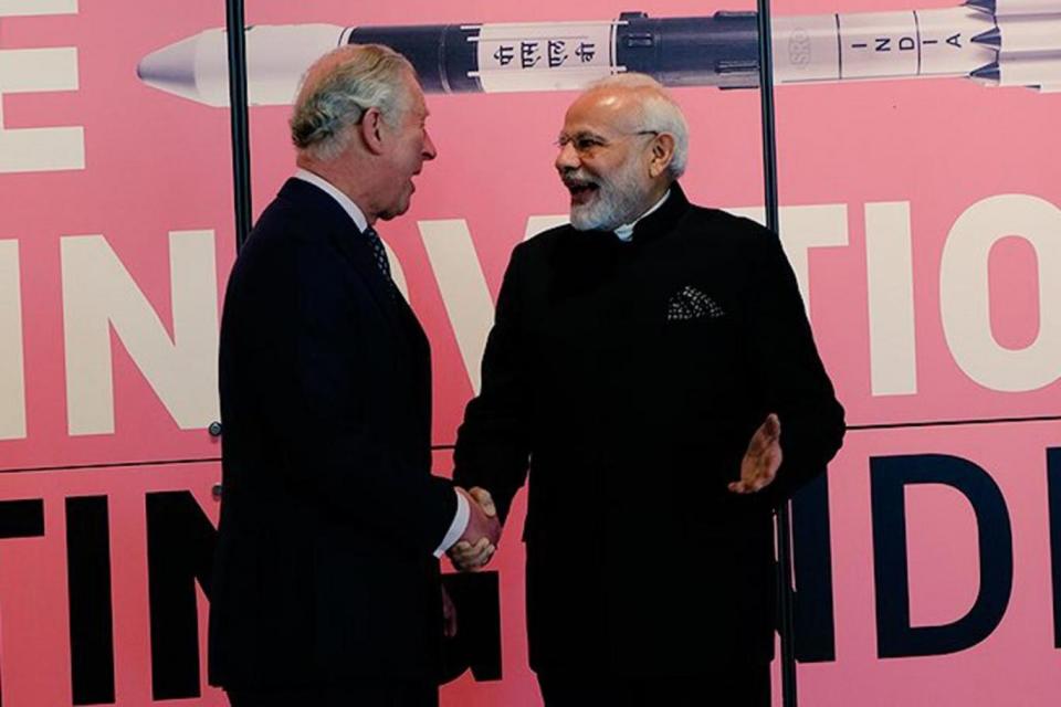 Prince Charles and Indian Prime Minister Modi shake hands (@ClarenceHouse)