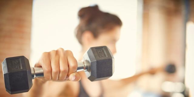 Woman Exercising On Chest Press Machine In Gym Holding Handles Foto de  stock - Getty Images