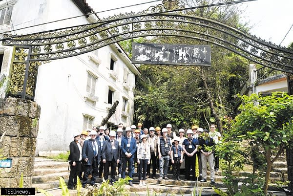 國際人權學者走訪因太極門人權迫害案而傾頹殘破的瑞士山莊。