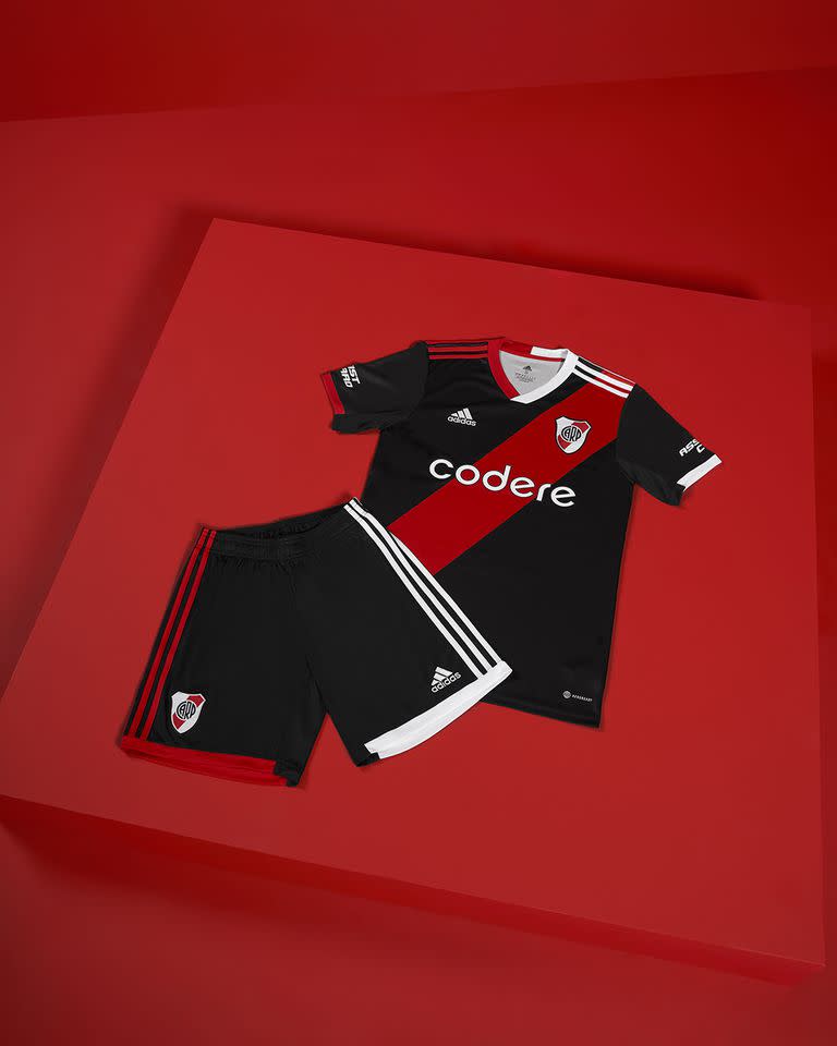 Remera y pantalón de la tercera indumentaria de River