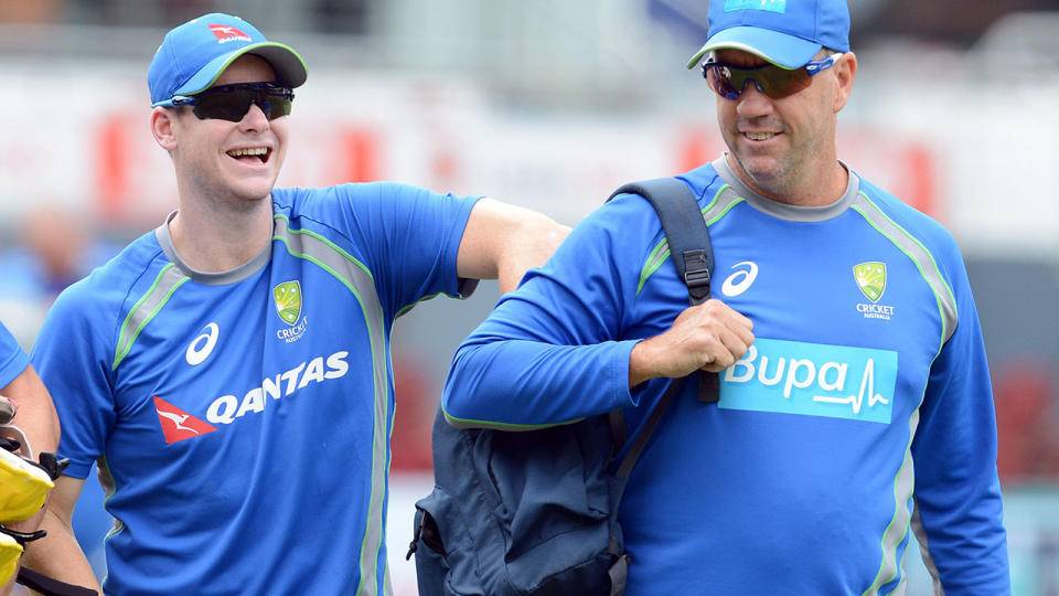 Steve Smith and Australian fielding coach Stuart Law in 2016. / AFP / LAKRUWAN WANNIARACHCHI