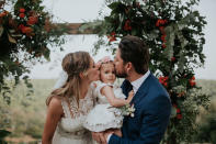 <p>¡Por fin! Casi dos semanas después de su boda, Manuel Carrasco y Almudena Navalón nos han enseñado las fotos del enlace, con las que hemos podido comprobar que su hija Chloe acabó robándoles todo el protagonismo en su día más especial. (Foto: Instagram / <a rel="nofollow noopener" href="http://www.instagram.com/almunavalon/" target="_blank" data-ylk="slk:@almunavalon;elm:context_link;itc:0;sec:content-canvas" class="link ">@almunavalon</a>). </p>