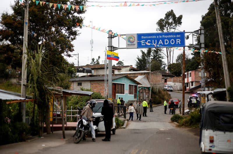 FILE PHOTO: Ecuadorean police officers and soldiers step up on roadside checks around the border with Colombia to stem on illegal border crossing ahead of Ecuador's visa restrictions on Venezuelan migrants in Tufino