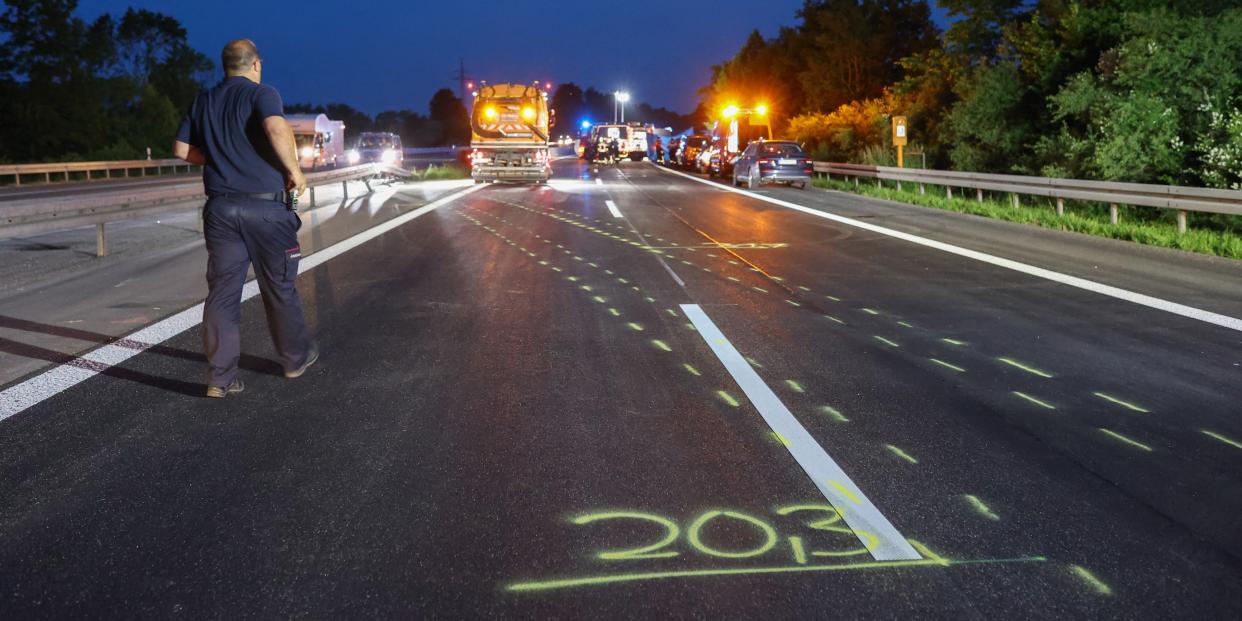 Markierungen zeigen den Weg des Unfallautos. Die Polizei hat in einem Unfallauto auf der A81 in Baden-Württemberg außer dem schwerstverletzten Fahrer noch eine Leiche auf der Rückbank entdeckt.<span class="copyright">dpa</span>