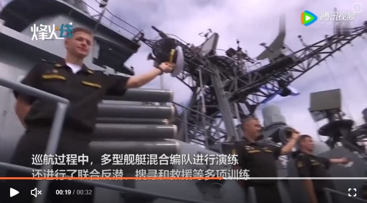 俄海軍水冰於聯合巡航結束後，脫帽向中國解放軍艦致意。&nbsp;&nbsp;&nbsp;圖：翻攝自燃新聞影片