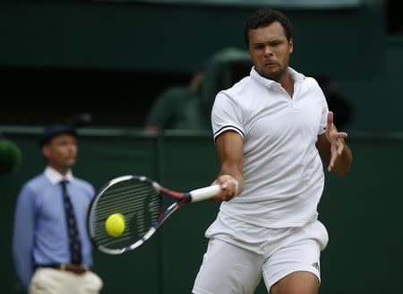 El tenista francés Jo-Wilfried Tsonga durante el partido contra el británico Andy Murray, en cuartos de final de Wimbledon, en Londres. 6 de julio de 2016. El tenista suizo Roger Federer mantuvo viva la búsqueda de un histórico octavo título de Wimbledon, al vencer el miércoles en cinco sets al croata Marin Cilic y avanzar a semifinales del tercer Gran Slam de la temporada, instancia a la que también clasificó el local Andy Murray. REUTERS/Paul Childs