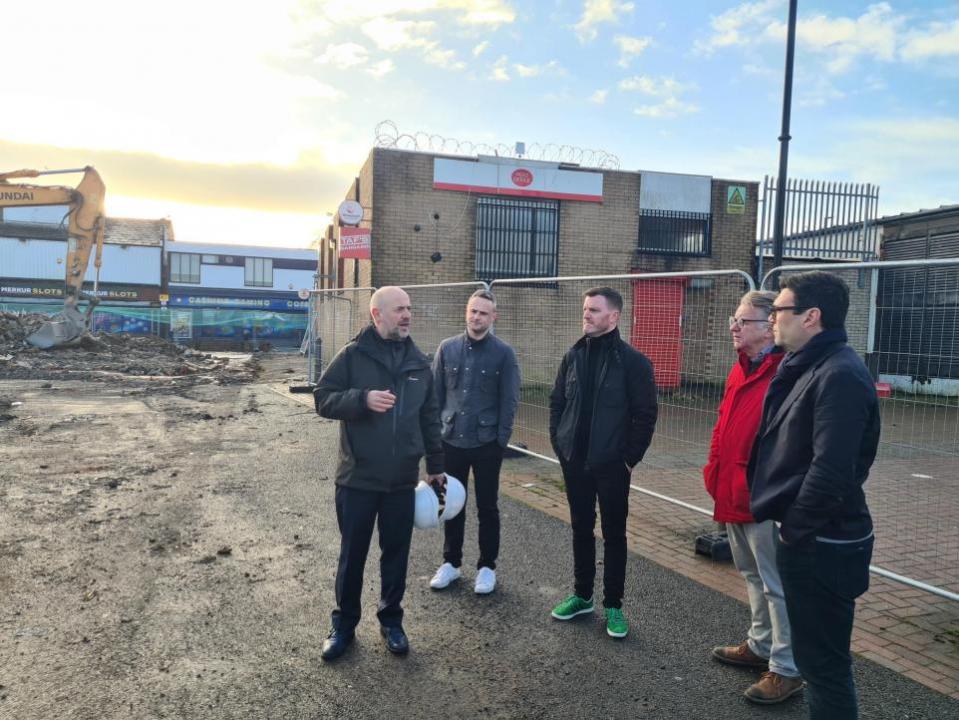 The Bolton News: (De derecha a izquierda) Andy Burnham, Martyn Cox, Tim Heatley, Director de desarrollo Scott Mallinson y miembro del personal del proyecto