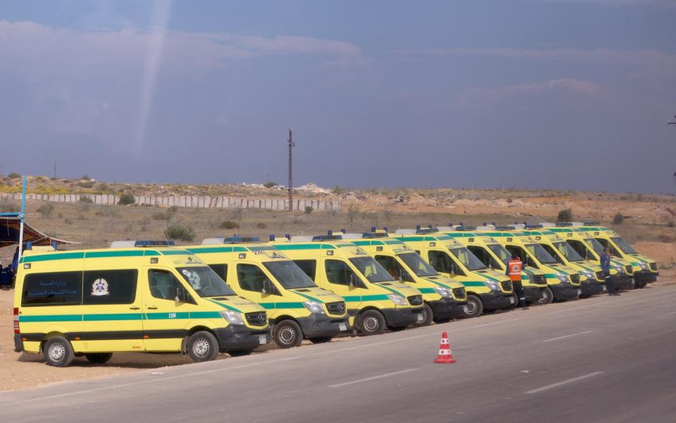 2023年10月31日，拉法關卡的埃及一側可看見多輛救護車。埃及同意11月1日讓81名重傷者通關送往西奈半島的野戰醫院。路透社
