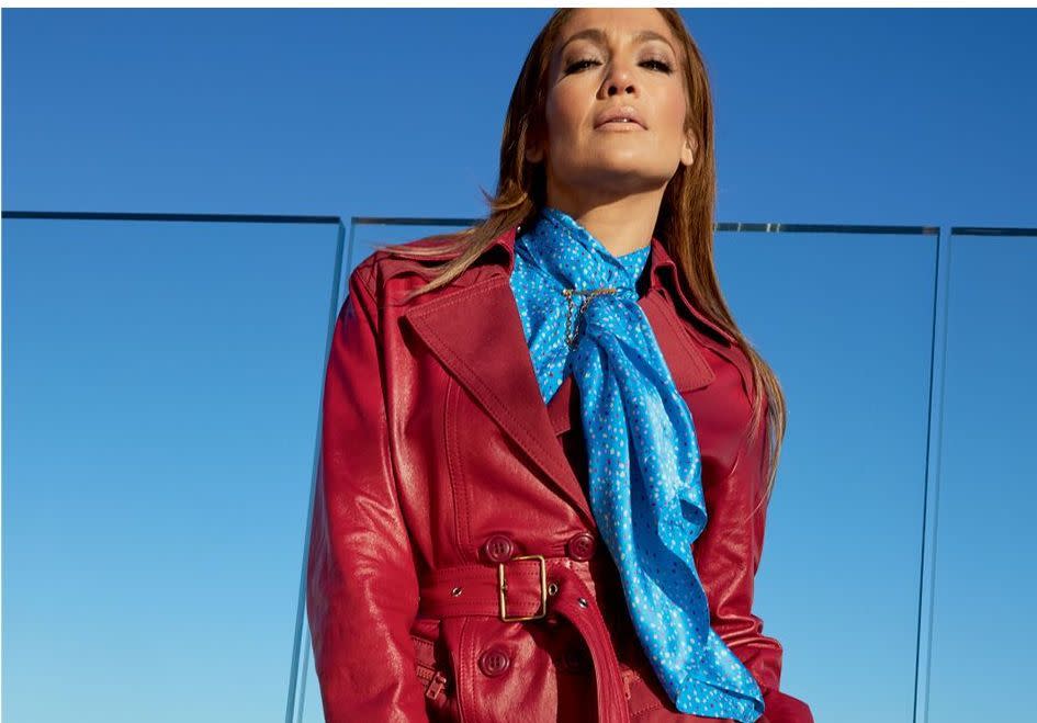 En 2019, Jennifer Lopez a marqué le monde de la mode. Son coup d’éclat ? Le show Versace lors de la Fashion Week de Milan en septembre dernier. Pour l’occasion, la chanteuse a fait une apparition surprise vêtue de l’iconique robe « Jungle », qu’elle portait il y a 19 ans durant la cérémonie des Grammy Awards. Il n’en fallait pas plus pour que le fashion sphère s’emballe, faisant de « Jenny from the block » une modeuse à surveiller de très près. C’est donc sans grande surprise que Coach s’associe pour la première fois à la chanteuse dans une campagne solaire intitulée « Originals Go Their Own Way ». Photographiée à New-York, où Coach a débuté son activité en 1941, la campagne retranscrit l’optimise et l’audace de la griffe. Le directeur artistique de la Maison, Stuart Vevers, a souhaité rendre hommage à ceux qui décident leur futur, qui s’engagent et qui prônent la liberté d’expression. Des valeurs qui reflètent parfaitement la carrière de Jennifer Lopez. « C'est une marque qui incarne l'essence d'être né et élevé à New York et je suis bien sûr profondément lié à cela. Dans tout ce que la marque crée, Coach célèbre l'optimisme ainsi que l'authenticité et l'inclusion. Nous sommes aussi tous deux des ‘originales’ de New York, ce qui crée un mélange unique de haute couture et de streetwear. » explique-t-elle dans un communiqué. Des photos qui nous transportent directement à New-York avec l’emblématique skyline comme toile de fond. Côté création, "Originals Go Their Own Way" met à l'honneur les nouveaux sacs de la saison, dont le Hutton, le Rambler, ainsi que le sac à dos et sac banane Pacer pour homme. Le prêt-à-porter, lui, fait la part belle aux nouveautés du cuir, un clin d'œil aux racines de la Maison.