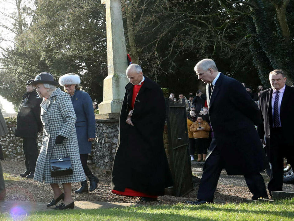 Queen Elizabeth II. (l.) und Prinz Andrew (r.) auf dem Weg zum Gottesidenst (Bild: imago images/Paul Marriott)