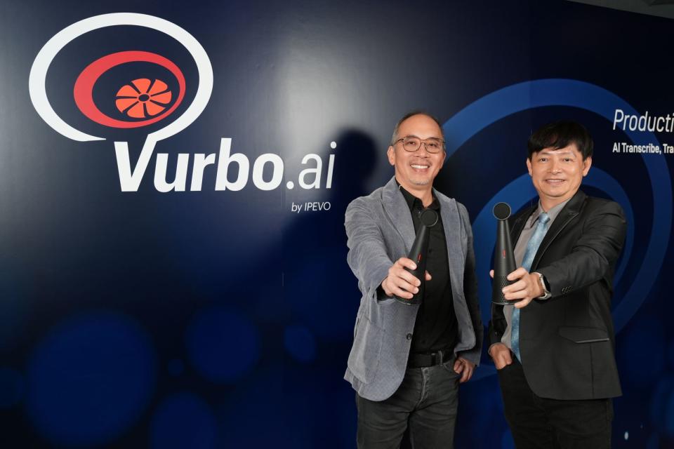 左起愛比科技董事長洪裕鈞與總經理李信宜宣布推出Vurbo.ai聲動AI即時語意摘要翻譯軟體，搶佔AI浪潮。（愛比科技提供）