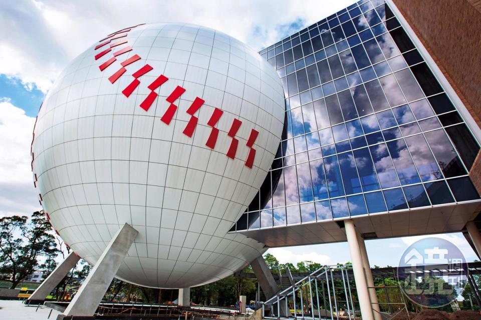 名人堂是一座高32公尺的球形建築，洪騰勝計畫邀請傳奇球星鈴木一朗出席開幕典禮。