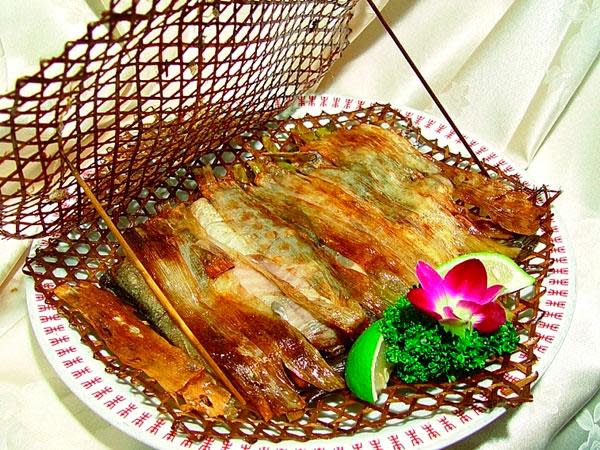 月桃竹籬蔥燒魚是新東南獨門招牌料理，以竹籬包夾住鮮魚，而魚肉吸取月桃葉的清香，味道鮮美，780元／份。（新東南提供）