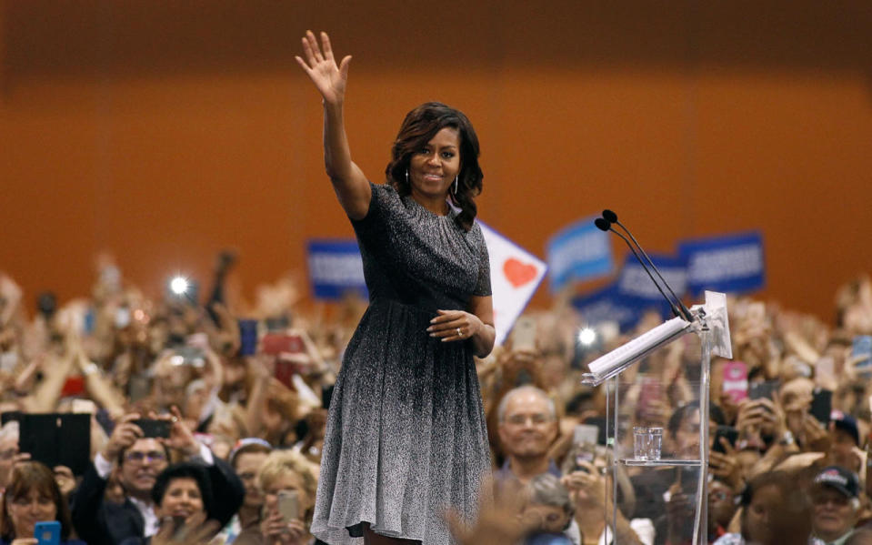 First Lady Michelle Obama sprach am 20. Oktober 2016 vor den Demokraten Arizonas zur Unterstützung von Hillary Clinton, wobei ihr Kleid die Würde einer Präsidentin versprüht.