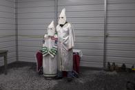 Un hombre y una mujer encapuchados participan en una ceremonia en Carter County, Tennessee.<br><br>Crédito: REUTERS/Johnny Milano