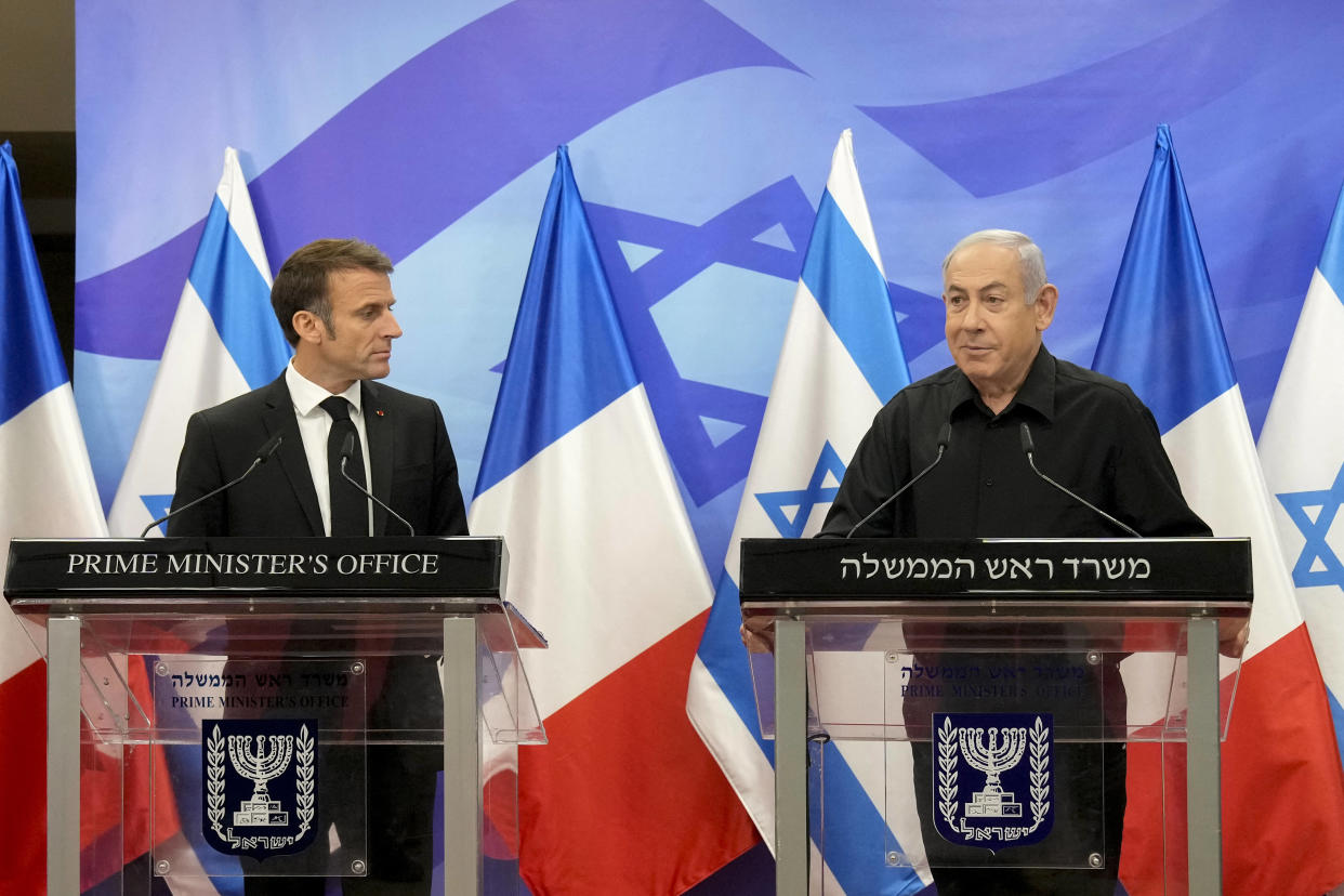 Guerre Israël-Hamas : la France soutient la CPI après le mandats d’arrêts réclamés notamment contre Netanyahu (Photo d’Emmanuel Macron et Benjamin Netanyahu le 24 octobre 2023)