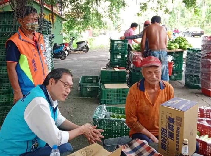 蘇清泉下鄉實地關心蕉農。   圖：翻攝臉書粉專