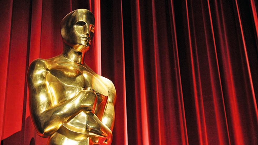  Oscar statuette display. 