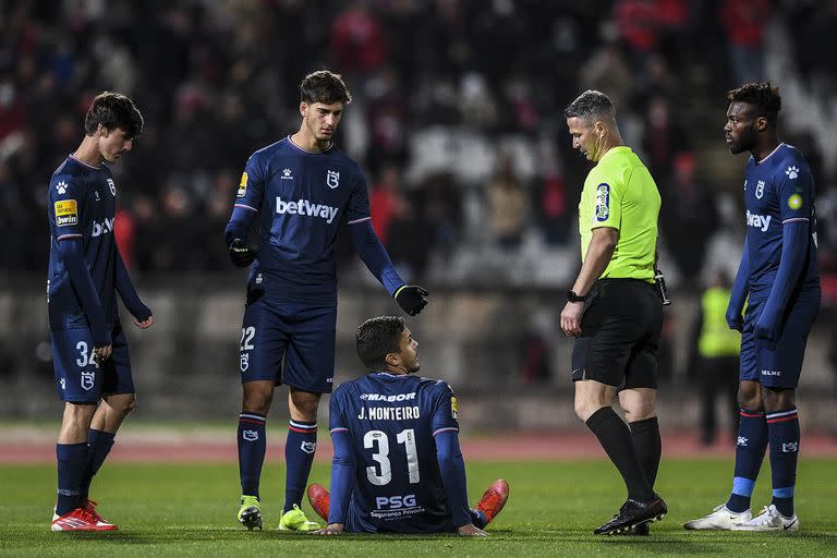 Joao Monteiro, arquero improvisado como lateral por Belenenses, se tira al suelo y acusa una lesión: es el final del partido, que Benfica gana 7-0 y en el que Belenenses se queda con apenas seis futbolistas disponibles.
