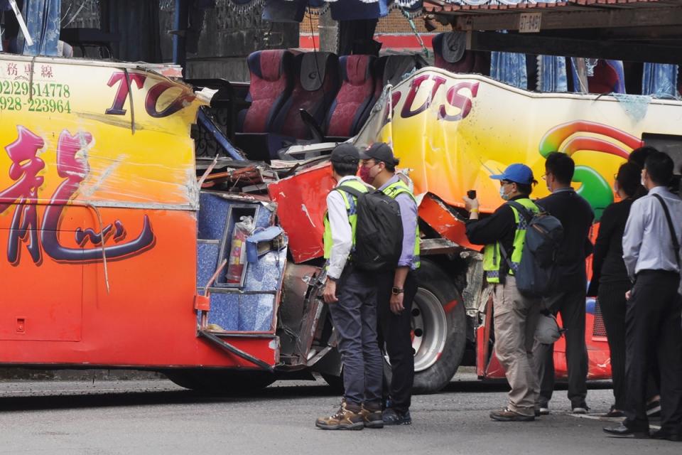 蘇花公路宜蘭東澳段16日發生6人死亡、39人輕重傷的
重大遊覽車事故，檢警與國家運輸安全調查委員會前往蘇澳警分局勘驗車體，盼逐一檢視所有線索，釐清
事故原因。
中央社/檔案照