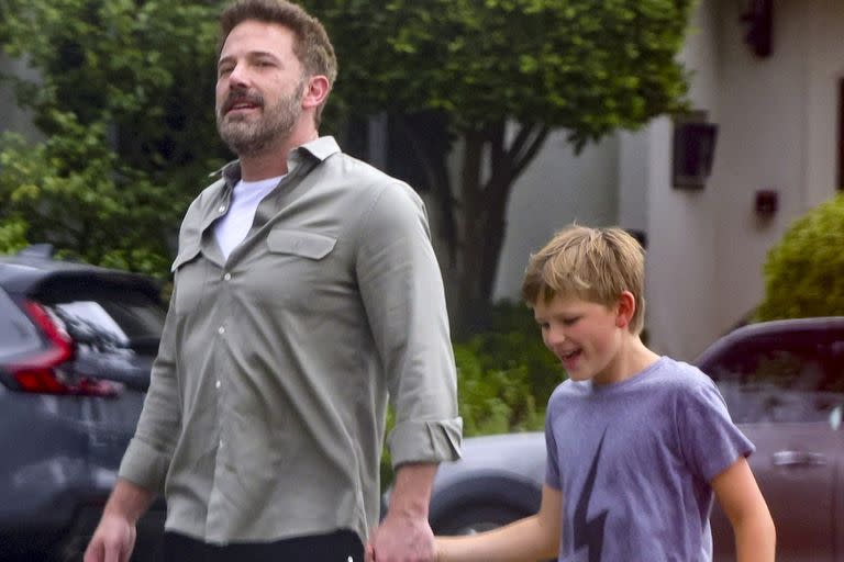 El actor y director de Hollywood Ben Affleck hizo reír a sub hijo Sam durante un paseo por Santa Monica