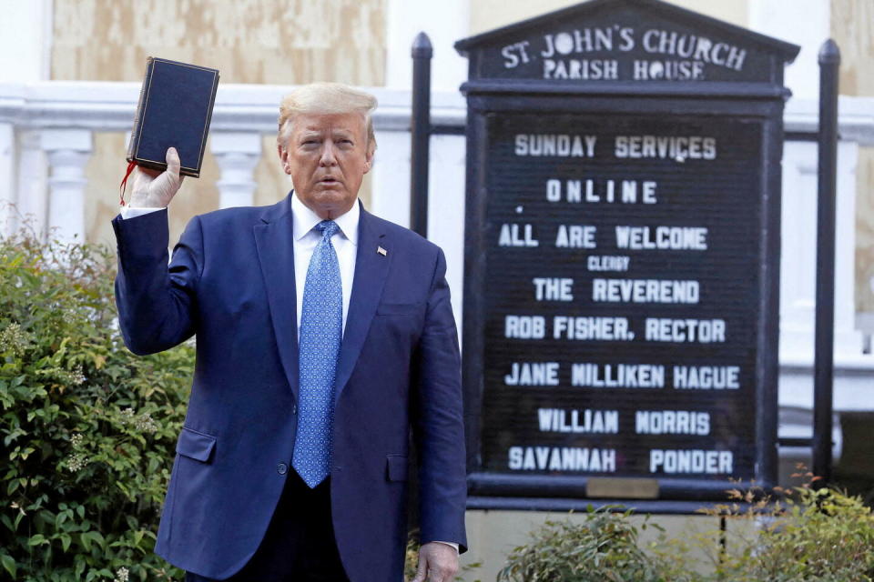 Donald J. Trump posant avec une bible devant l'église épiscopale St. John's après avoir prononcé un discours dans la roseraie de la Maison-Blanche à Washington DC le 1er juin 2020.  - Credit:Pool / Pool/ABACA