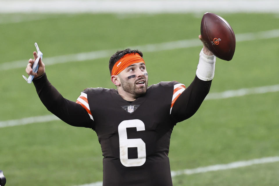 Baker Mayfield, quarterback de los Browns de Cleveland, festeja la victoria sobre los Steelers de Pittsburgh el domingo 3 de enero de 2021 (AP Foto/Ron Schwane)