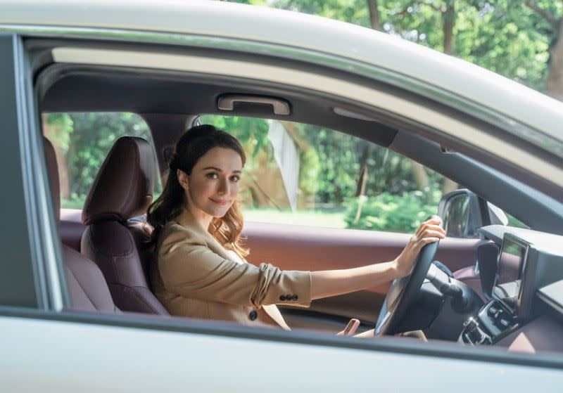 瑞莎在影片中駕駛COROLLA CROSS分享人生經歷。（圖／TOYOTA提供）