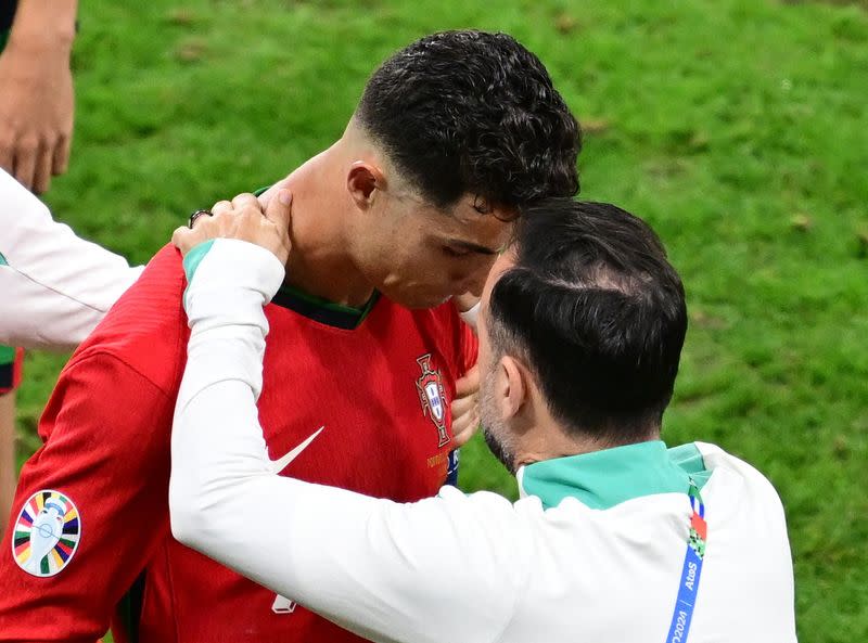 Cristiano Ronaldo con el cuerpo técnico durante un partido de la Eurocopa entre Eslovenia y Portugal, en la Frankfurt Arena, Fráncfort, Alemania