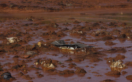 FILE PHOTO - Debris of a house is pictured at Bento Rodrigues district, which was covered with mud after a dam owned by Vale SA and BHP Billiton Ltd burst in Mariana, Brazil, November 6, 2015. REUTERS/Ricardo Moraes/File Photo