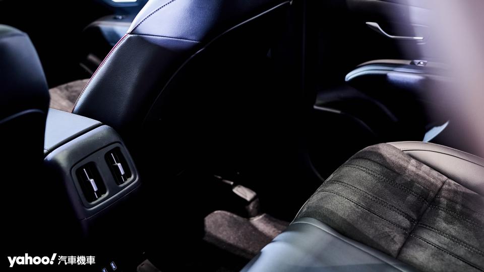 全新Hyundai Tucson L Shadow版本不論前後排座椅皆採用了麂皮材質以追求進階視覺質感。