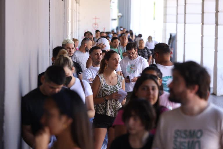 Filas en el Centro de Documentación del Renaper, en Paseo Colón